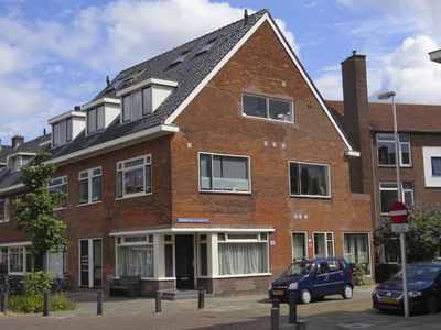 908683 Gezicht op het winkelhoekpand Bakhuizen van den Brinkstraat 23 te Utrecht, met links de Hasebroekstraat.